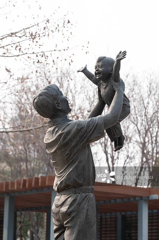 父亲节。父与子。父亲和儿子。爸爸孩子。父子情。铜像。雕塑图片素材