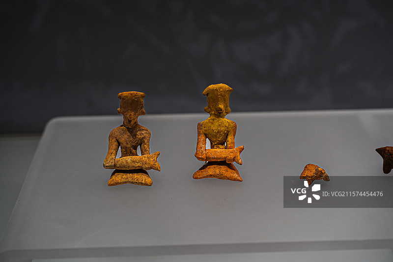 石家河文化 陶人抱鱼 天门肖家屋脊遗址 湖北省博物馆图片素材