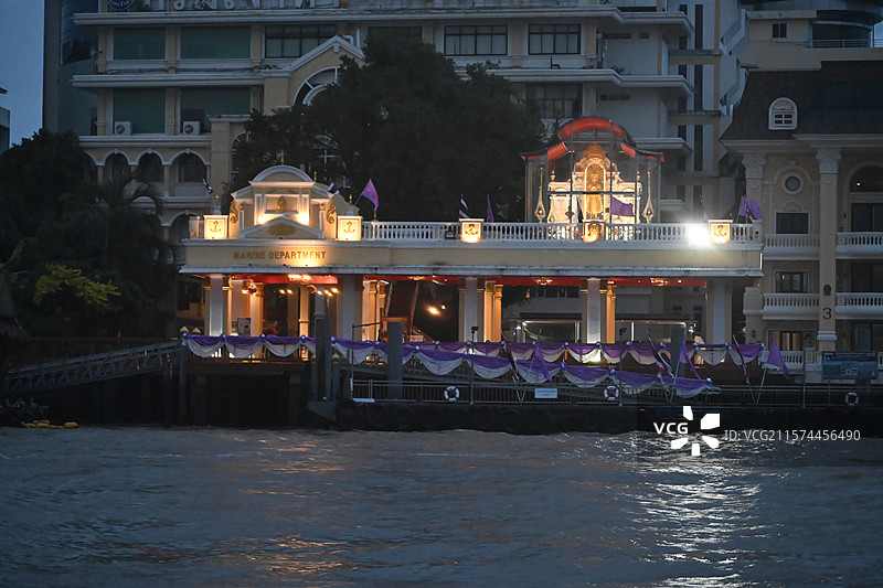 曼谷夜景，曼谷河边，繁华都市图片素材