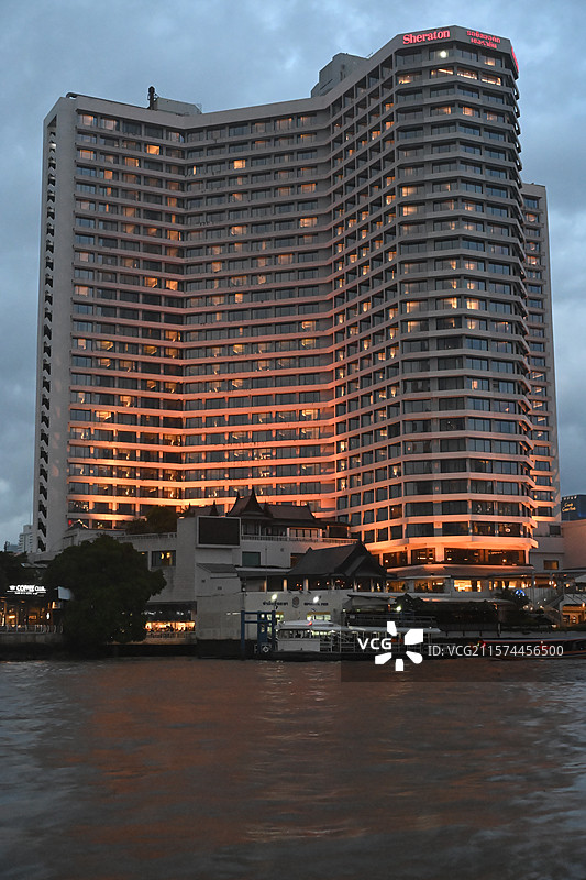 曼谷夜景，曼谷河边，繁华都市图片素材