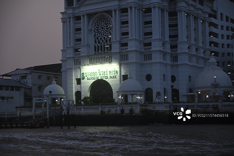 曼谷夜景，曼谷河边，繁华都市图片素材