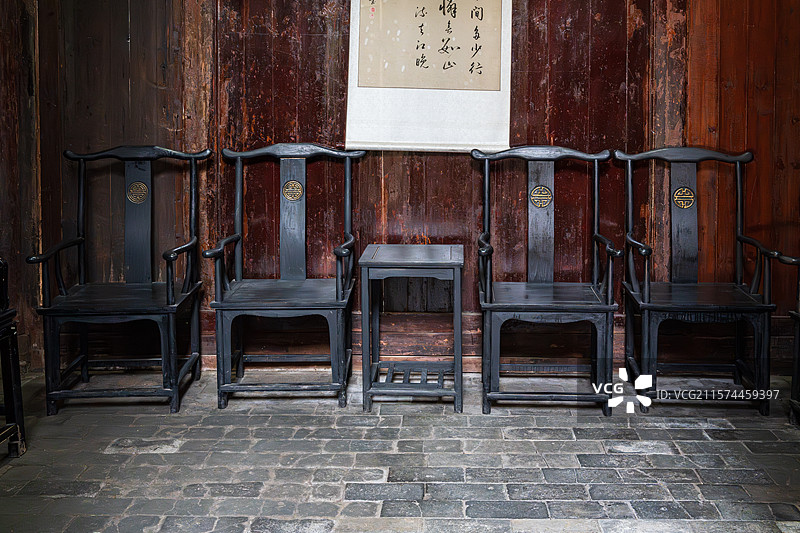 四把古式椅子与中式挂画图片素材