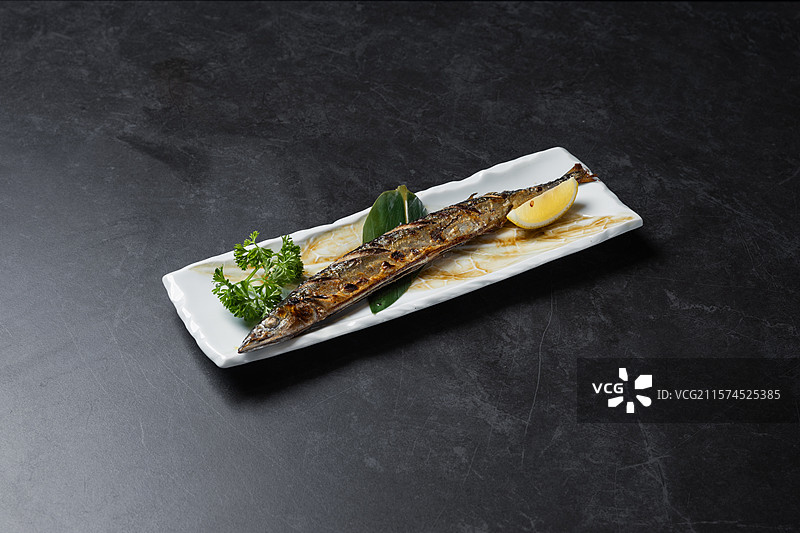 炭烤秋刀鱼图片素材