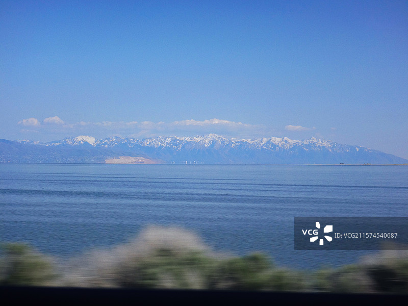 蓝天映衬下的海景和雪山景图片素材