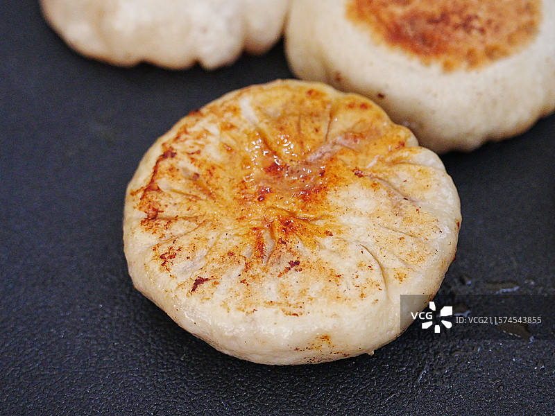 刚出锅的正宗老北京门钉肉饼图片素材