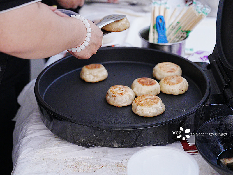 刚出锅的正宗老北京门钉肉饼图片素材