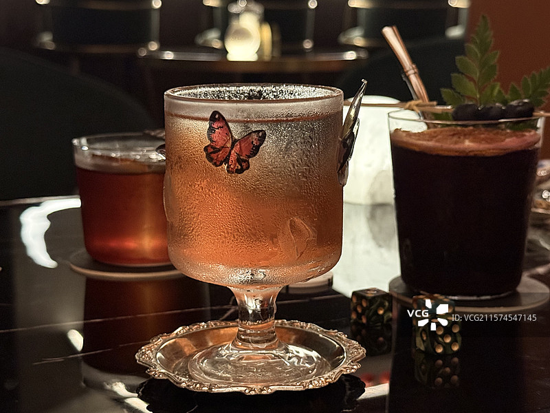 微醺的夜图片素材