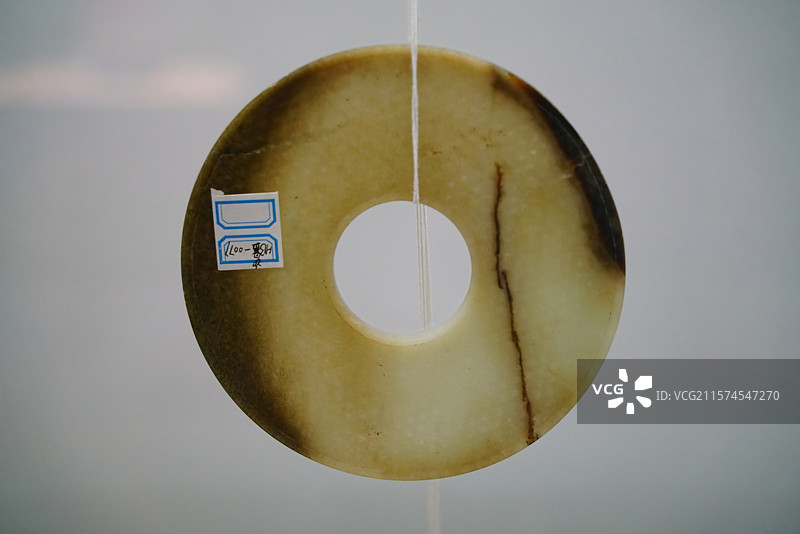 淄博市桓台县博物馆陈列的古代玉器玉环玉壁图片素材