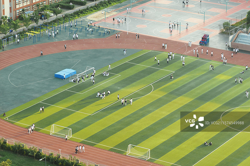 学生们在操场上玩耍，孩子们在操场上奔跑图片素材