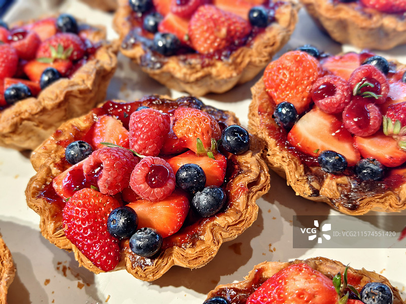 新鲜水果装饰的挞类甜点 诱人烘焙食品图片素材