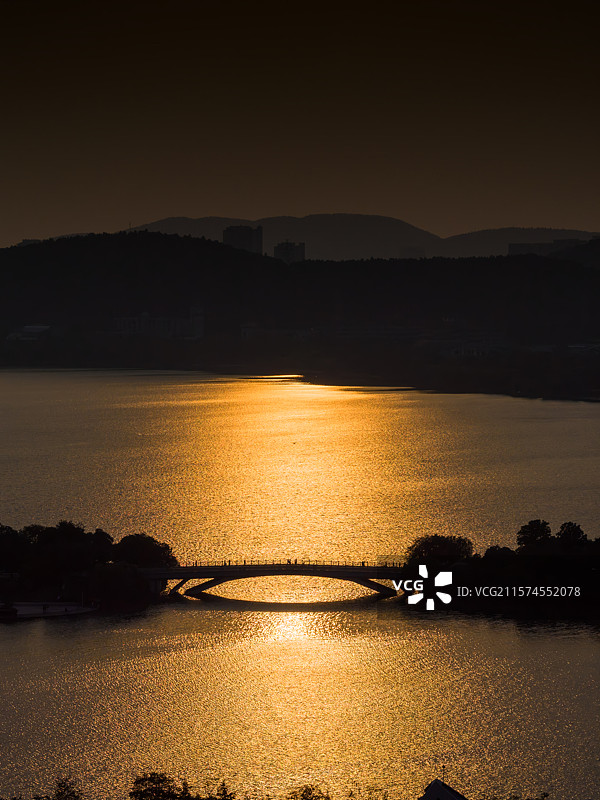 夕阳西下，徐州云龙湖湖面波光粼粼。图片素材