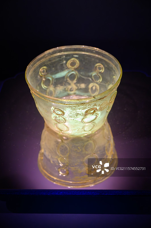 唐代凸纹玻璃杯 中国西安 陕西历史博物馆 何家村窖藏图片素材