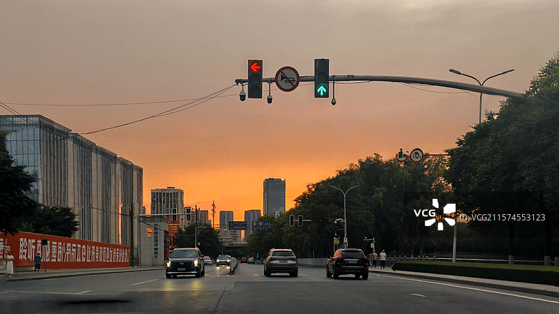 晚上8点11分的兰州太阳才刚落山图片素材