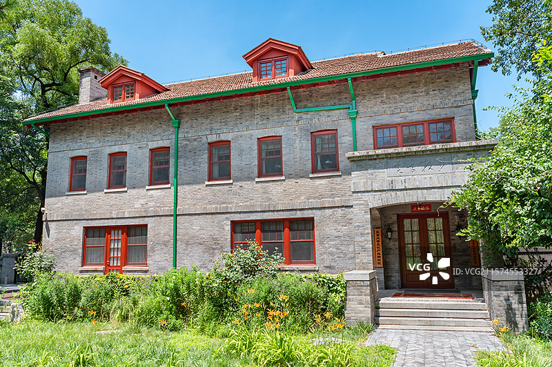 北京大学燕南园51号物理学家饶毓泰数学家江泽涵病理生理学家韩启德故居图片素材