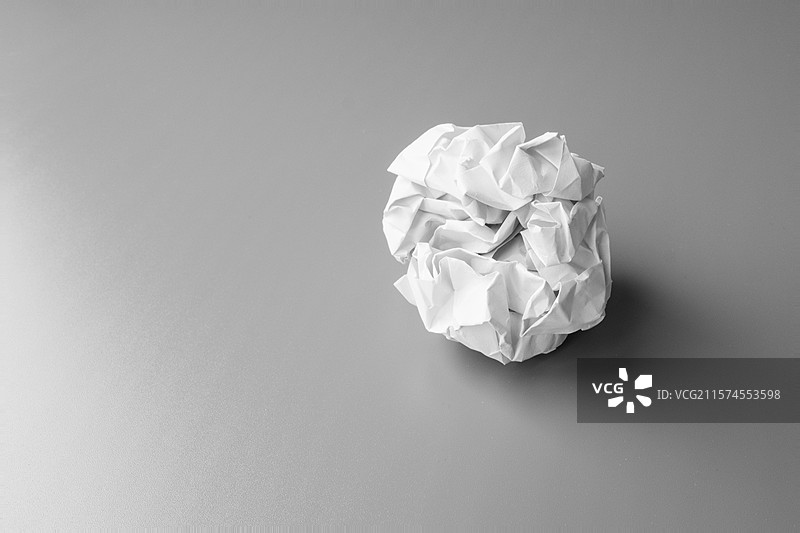 纯色背景下的白色纸团。留白设计素材。白纸团图片素材