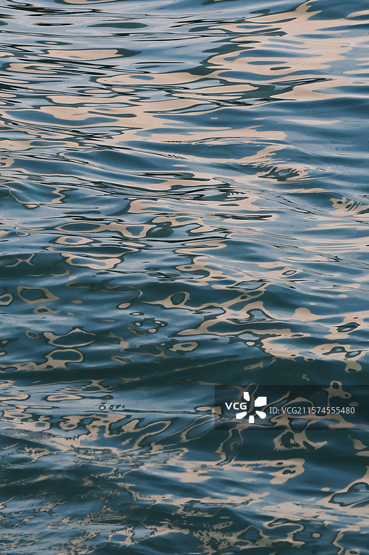 西安浐灞后海夕阳下波光粼粼的水面图片素材