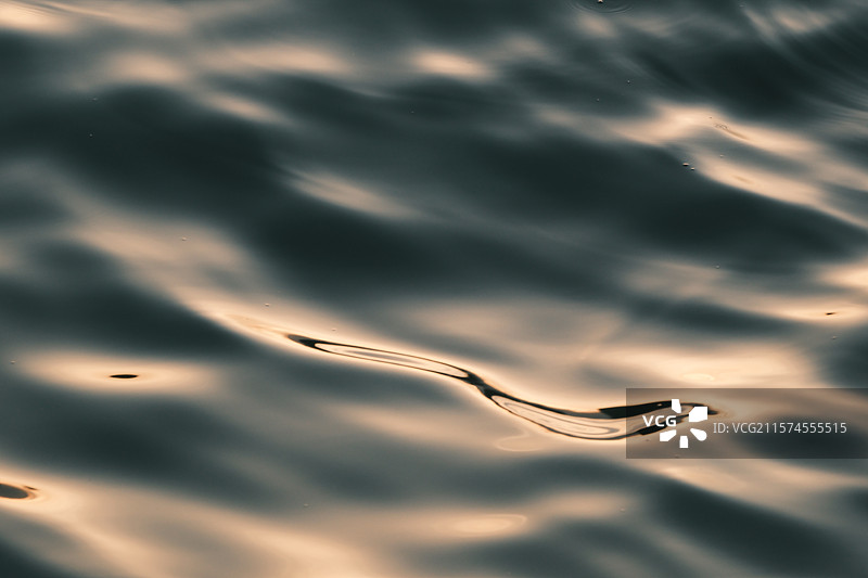 西安浐灞后海夕阳下波光粼粼的水面图片素材