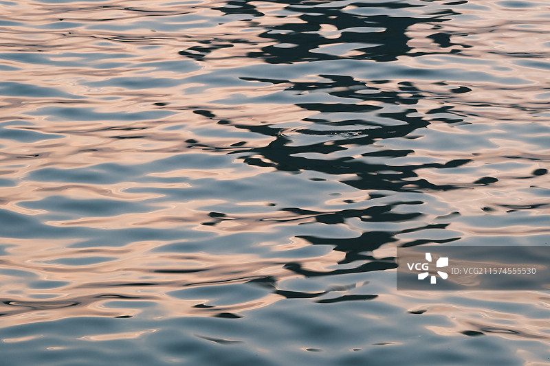 西安浐灞后海夕阳下波光粼粼的水面图片素材