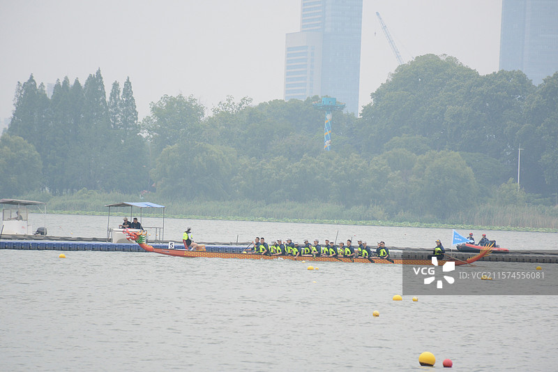 端午节南京玄武湖赛龙舟比赛图片素材