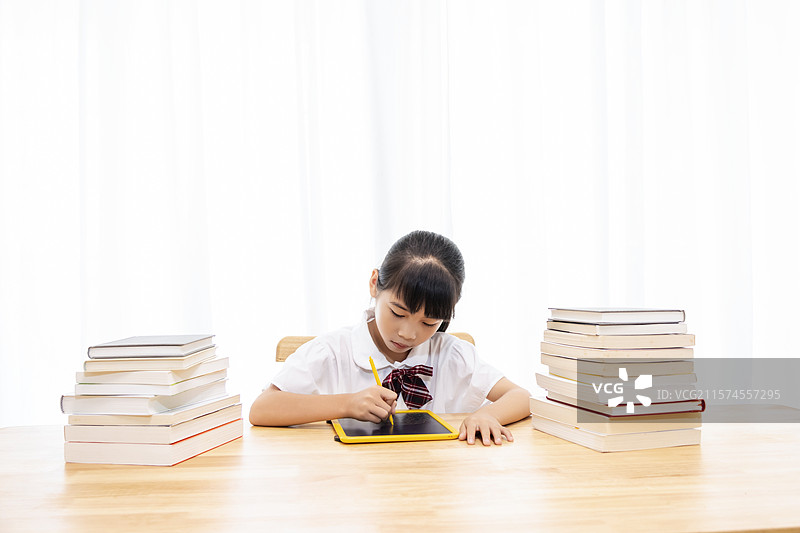 中国小女孩使用画板画画图片素材