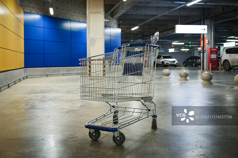地下停车场空购物车图片素材