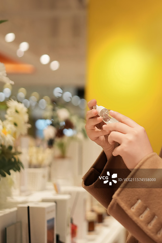 女子在商店试香氛喷雾图片素材