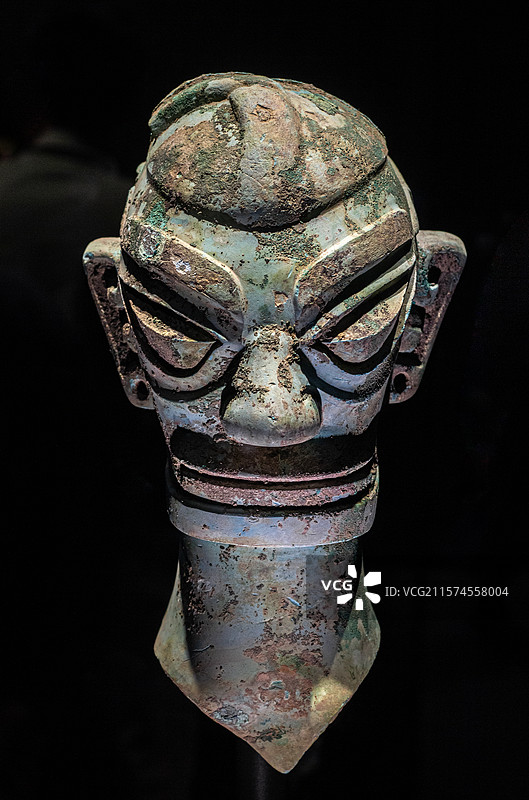 德阳广汉三星堆博物馆展出的商青铜人头像(圆头)图片素材