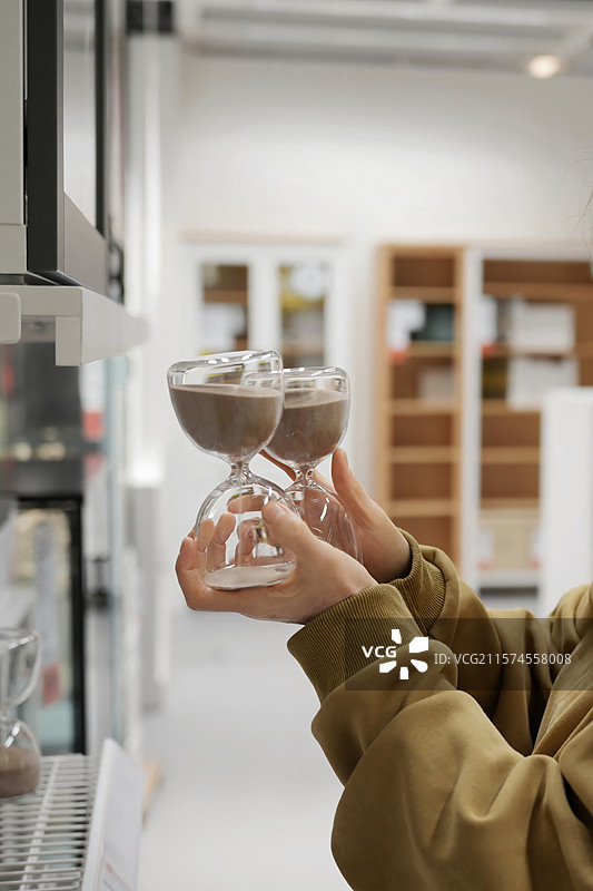 手中握着的玻璃沙漏图片素材