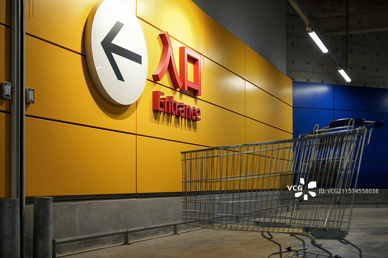 超市入口的空购物车图片素材