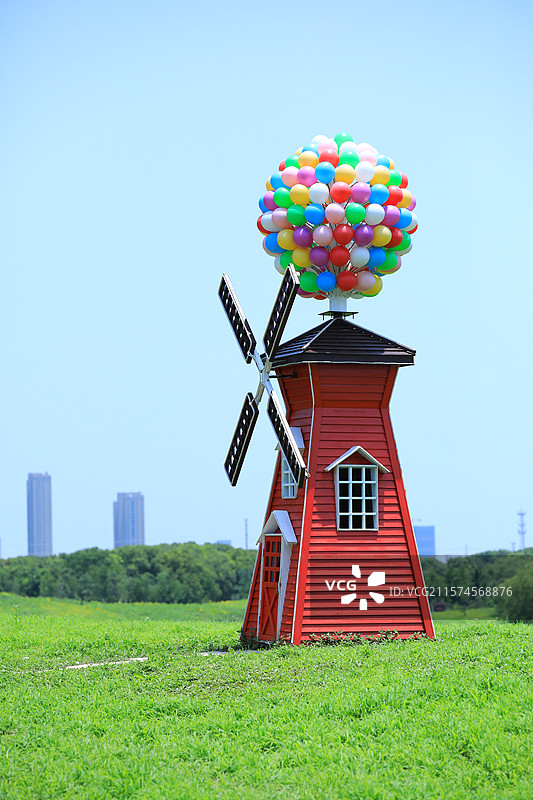 童趣风车下的彩色梦境图片素材