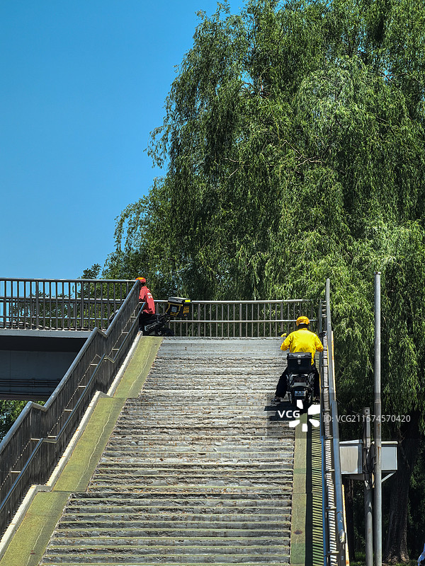 摩托骑手骑行上天桥是北京常见的场景，没点胆量和技术还真不敢上图片素材
