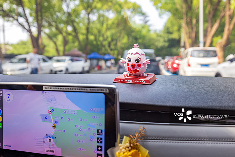 汽车里正在使用手机地图北斗卫星定位导航出发去旅行图片素材