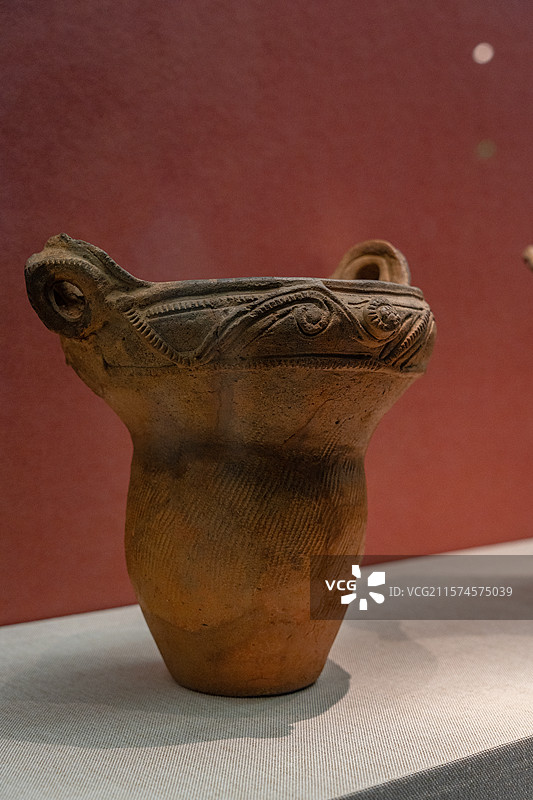 深圳博物馆展示的日本，绳文时代中期，公元前3000-前2000年的文物把手状装饰深钵图片素材
