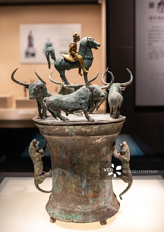 西汉四牛鎏金骑士铜贮贝器图片素材