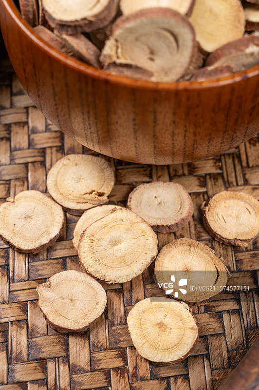 木桌上的中药材甘草片图片素材