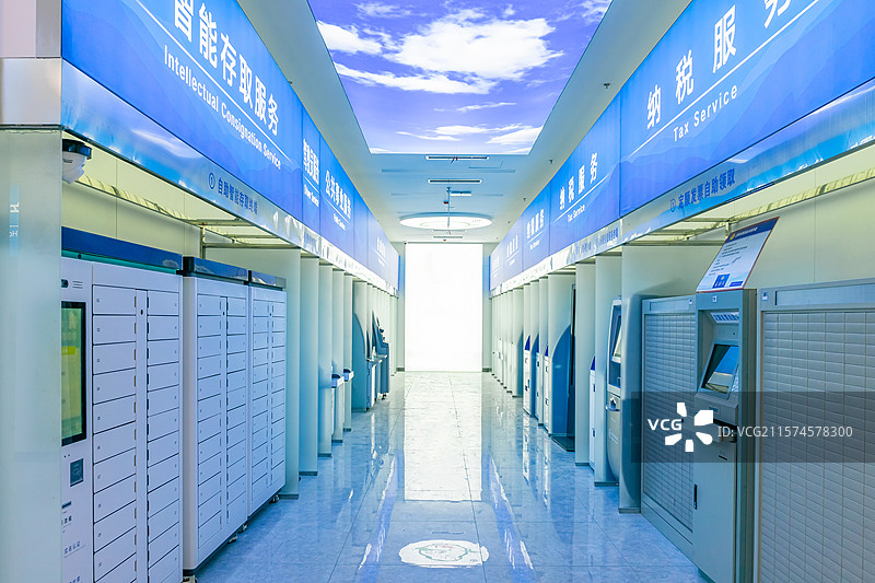中国自动智能存取终端拍摄主题，白色的金属储物柜柜子，整齐重复排列，室内无人图像摄影图片素材