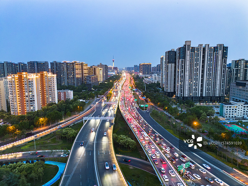 河南郑州郑东新区中州大道晚高峰拥堵的车流夜景高空航拍图片素材