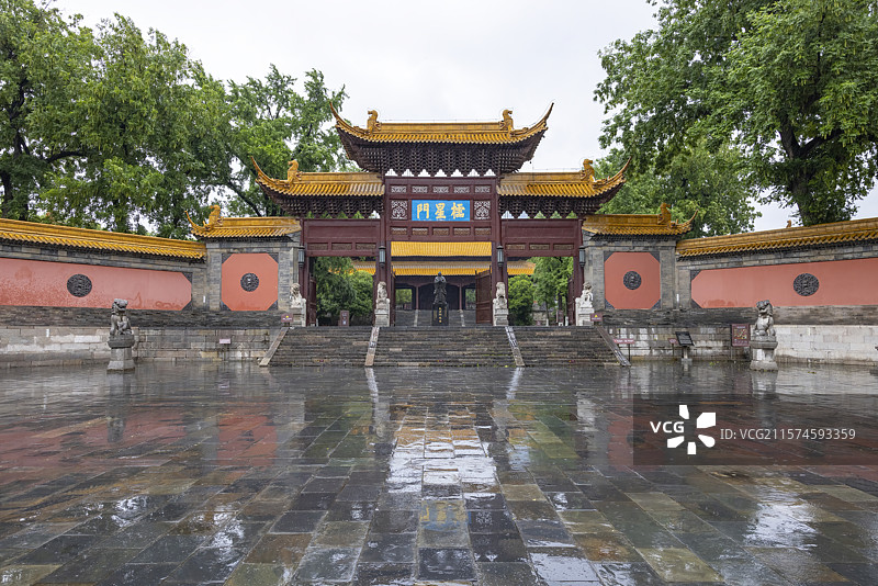 雨中的南京朝天宫棂星门图片素材