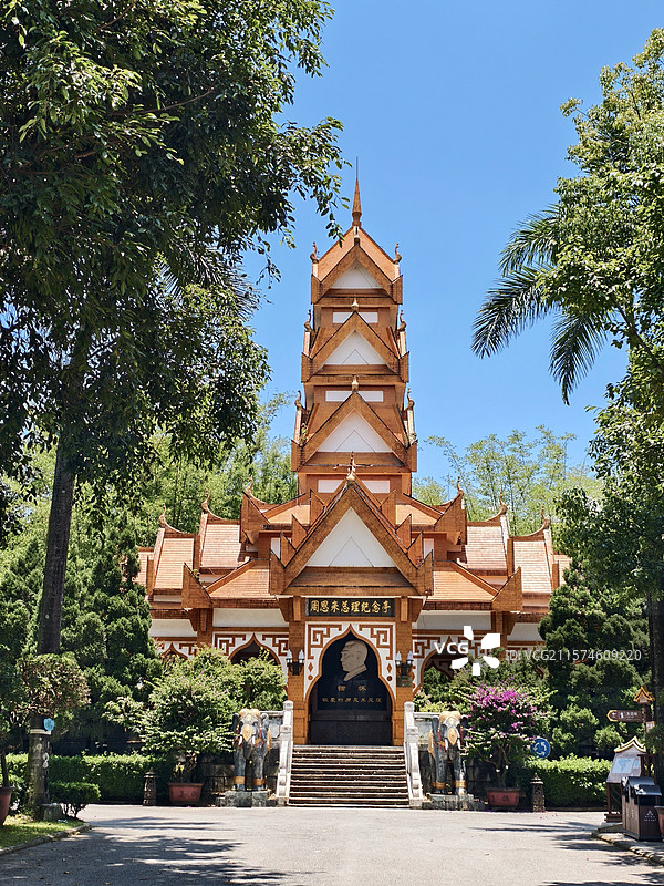 蓝天映衬下的寺庙俯视图拍摄于芒市勐巴娜西珍奇园图片素材