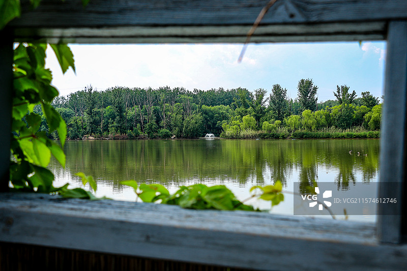 透过框架拍摄北京翠湖国家城市湿地公园图片素材