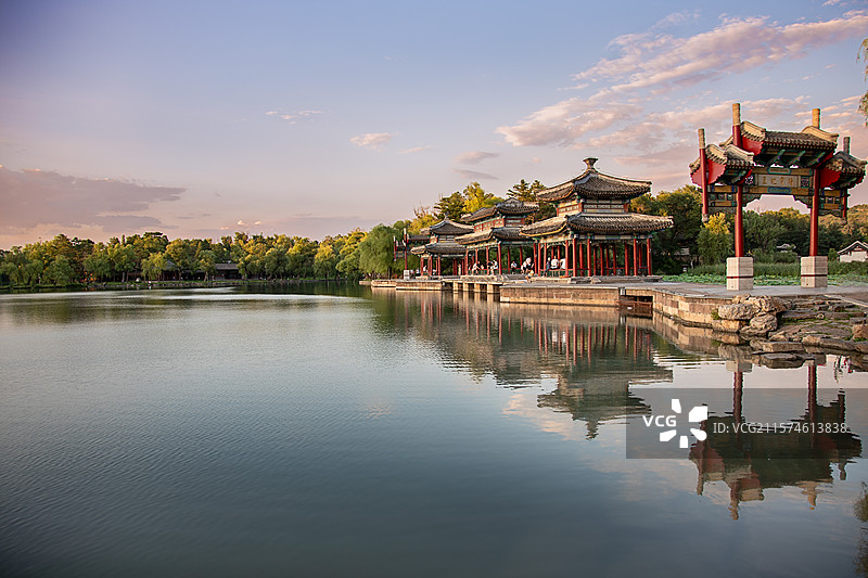 承德避暑山庄如意湖水心榭图片素材