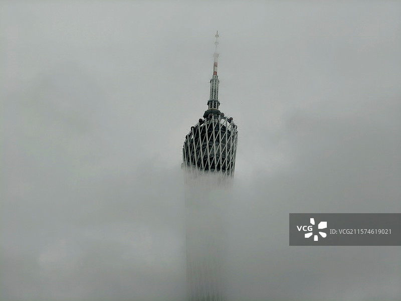 雨雾中的皇冠图片素材