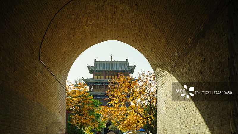 中国甘肃省嘉峪关市嘉峪关城楼上看长城外面的世界图片素材