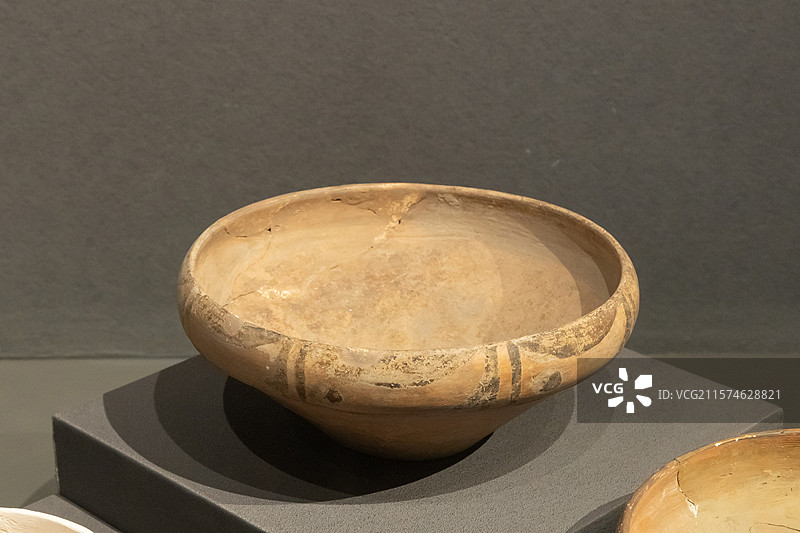 陕西考古博物馆西阴纹彩陶钵仰韶文化距今5700-5000年2008年西安高陵区杨官寨遗址北区环壕G8图片素材