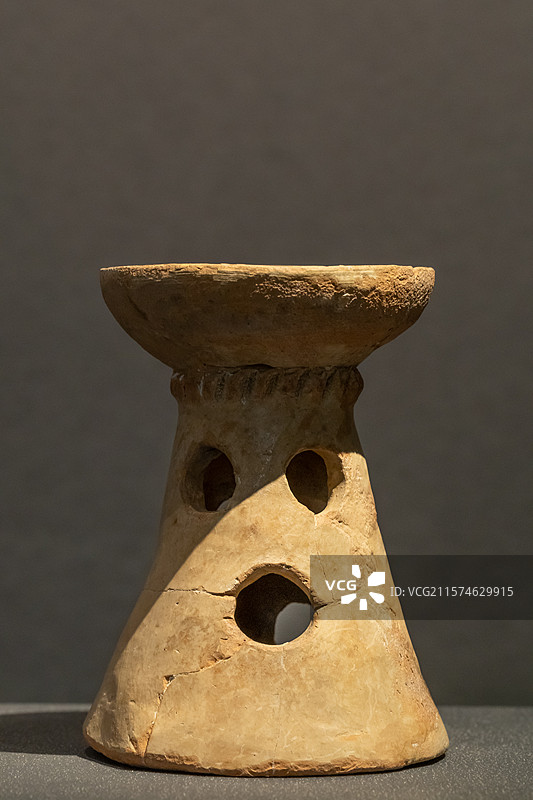 陕西考古博物馆镂空人面陶豆仰韶文化距今5700-5000年2008年西安高陵区杨官寨遗址北区环壕G8图片素材