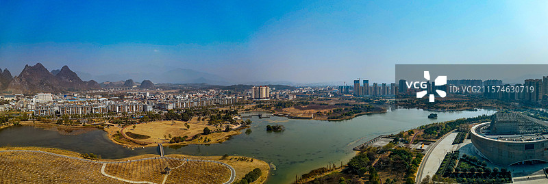 贺州市 八步区 贺州大道 城市 爱莲湖 大钟山图片素材