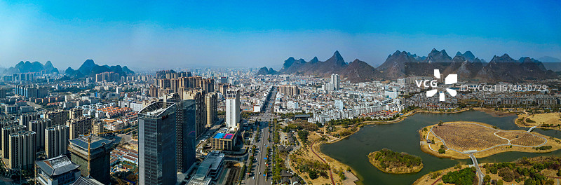 贺州市 八步区 贺州大道 城市 爱莲湖 大钟山图片素材