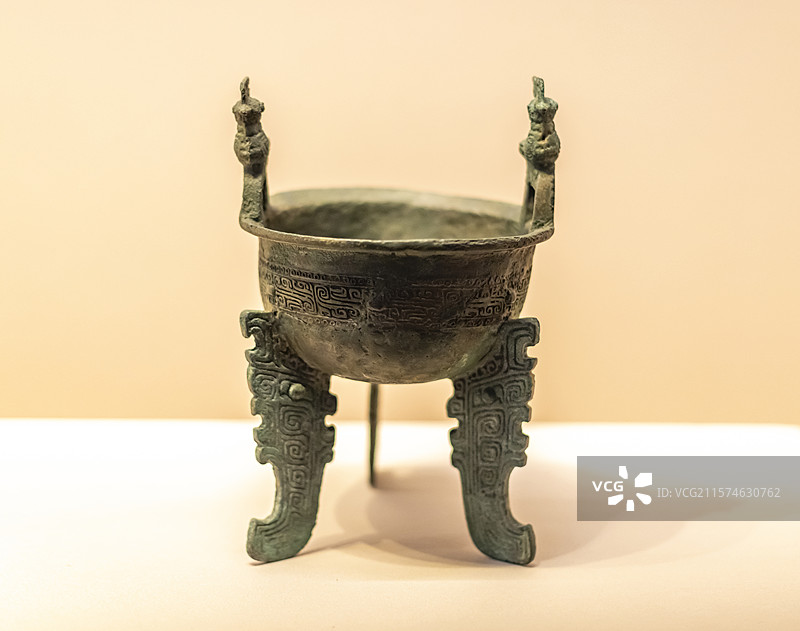 伏鸟耳夔形扁足青铜鼎 商 新干县大洋洲商墓 江西省博物馆图片素材