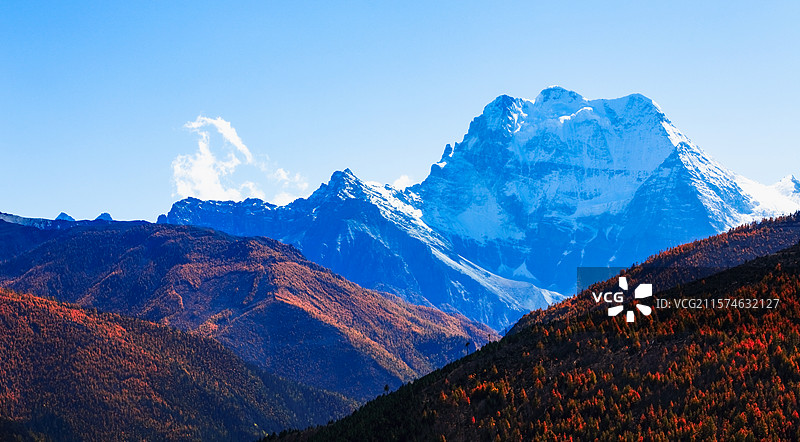 四川甘孜稻城亚丁三神山仙乃日峰图片素材