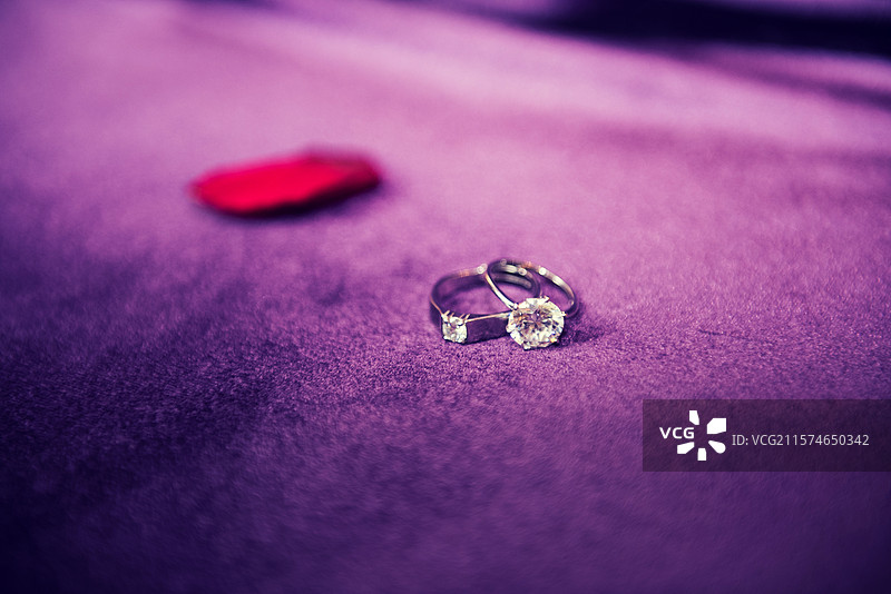 紫色背景上的钻戒特写镜头图片素材